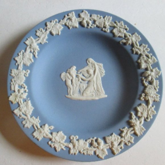 Cupid as Oracle or Cherub Mask small Wedgwood plate vintage Jasper ware blue - Picture 1 of 5